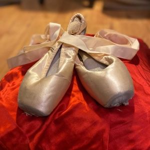 Bloch | Shoes | Well Worn Ballet Pointe Shoes | Poshmark